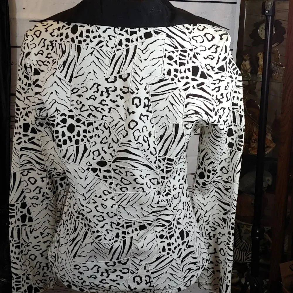 Women's pants and long sleeve top outfit - Picture 4 of 15